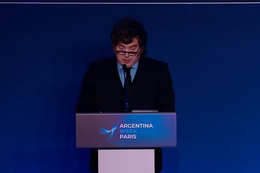 Milei redobla su apuesta inversionista desde París: promesas de reelección, una “bazuca” financiera y un porvenir económico sin precedentes