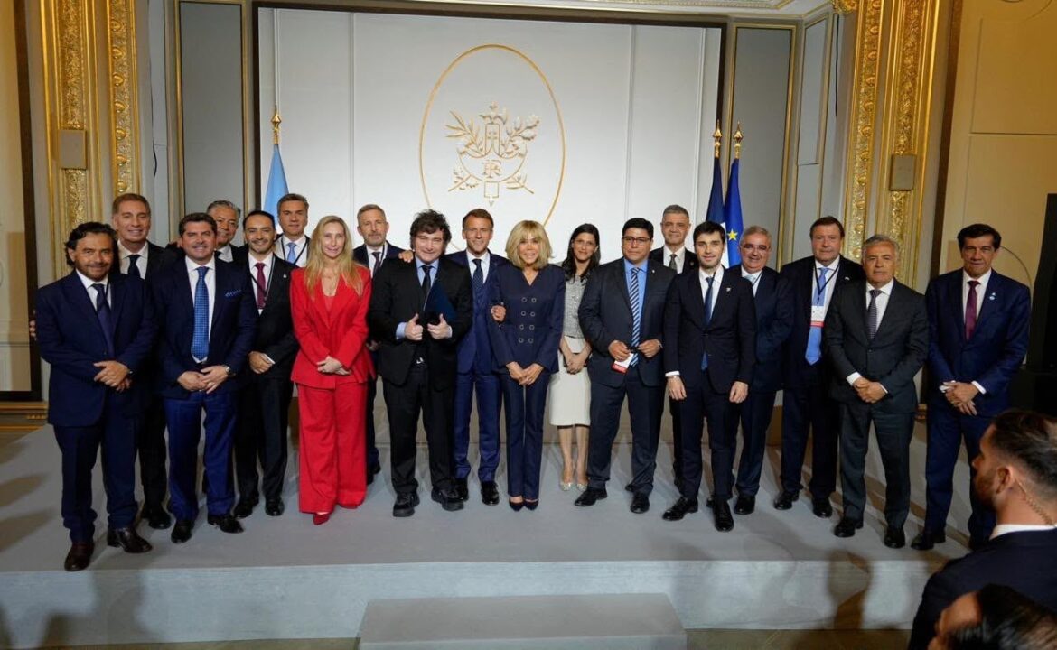 Milei reunió a gobernadores en París en medio de tensiones por el Presupuesto y la reforma electoral