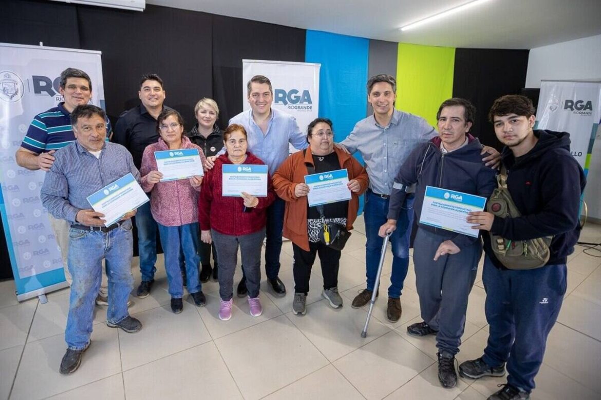 Río Grande refuerza la producción avícola local con equipamiento y acompañamiento técnico