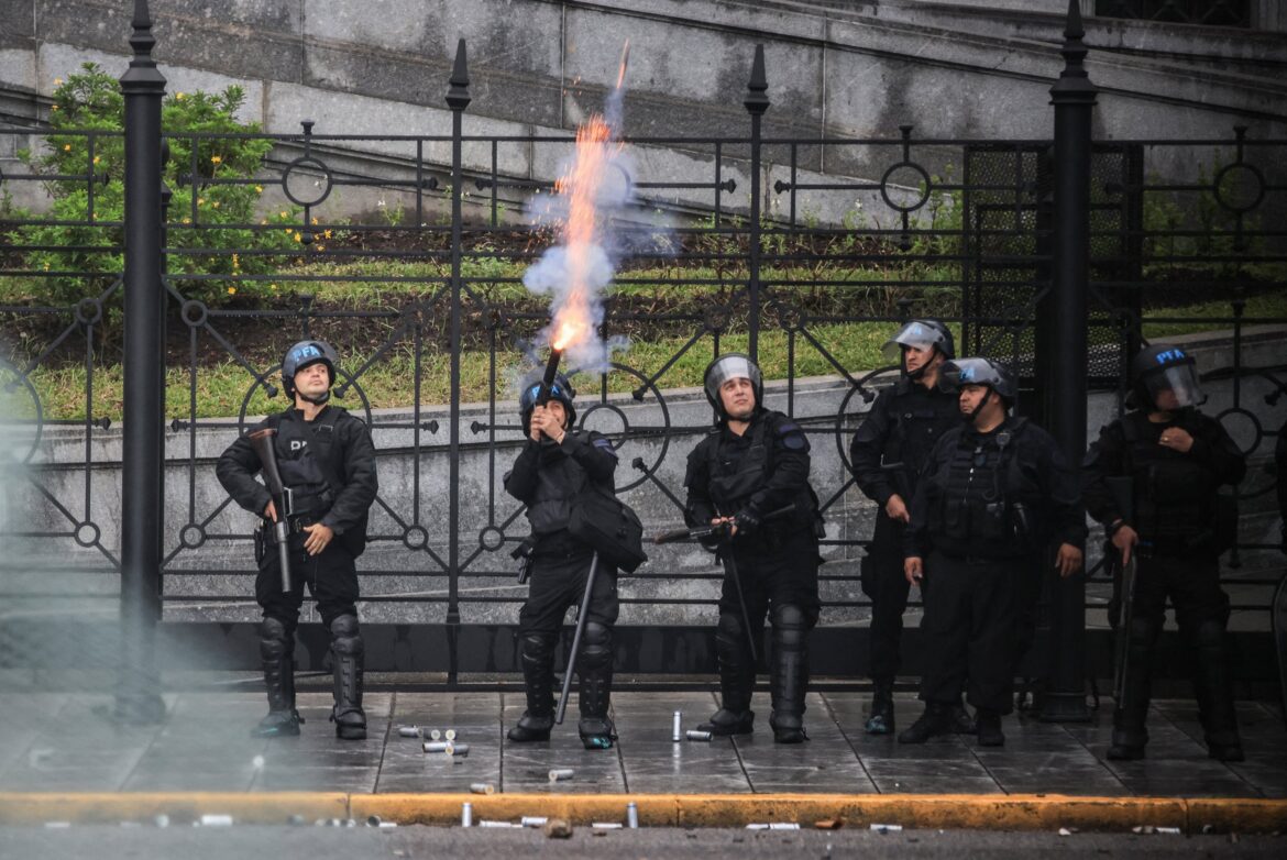Represión en la marcha universitaria: heridos, detenidos y denuncias cruzadas