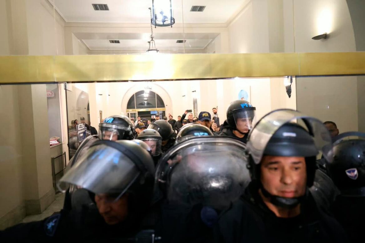 Desalojo y engaño en el Palacio Pizzurno: estudiantes universitarios denuncian represión y una reunión simulada
