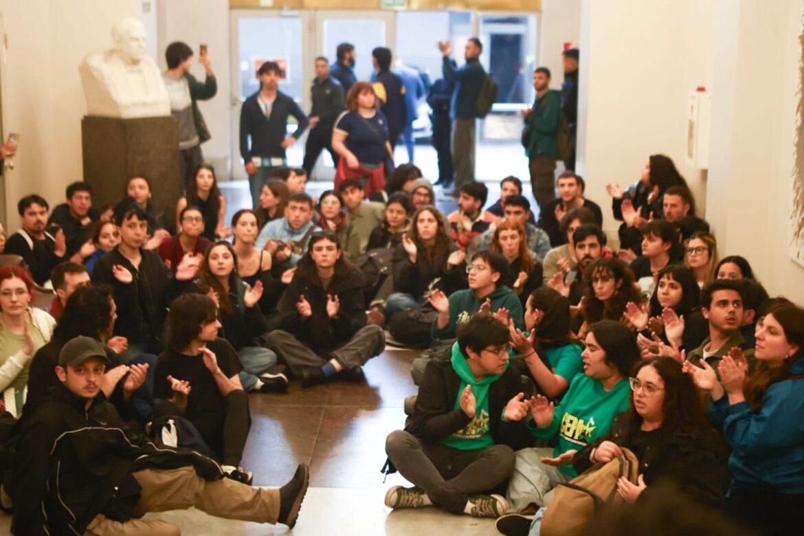 Estudiantes universitarios denuncian represión y criminalización tras protesta pacífica en la Secretaría de Educación