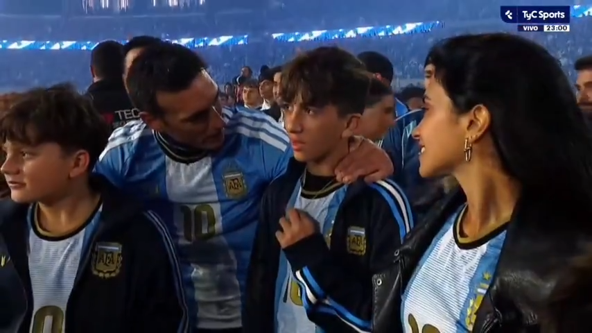 Scaloni y Thiago Messi: el diálogo que encendió las redes tras la despedida del capitán